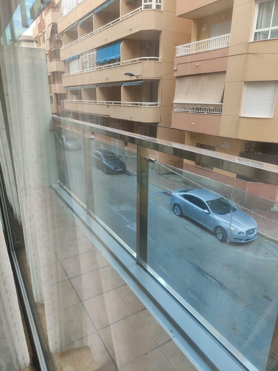 2 Zimmer Wohnung zu vermieten in Torrevieja mit Pool - 800 € (Ref: 9527629)