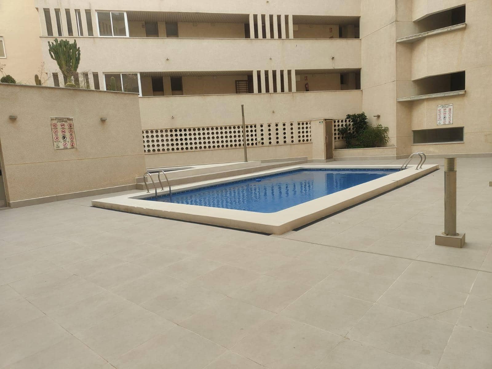 2 Zimmer Wohnung zu vermieten in Torrevieja mit Pool - 800 € (Ref: 9527629)