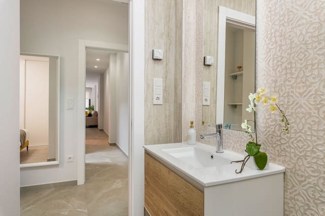 2 bedroom Apartment for sale in Torrevieja with pool - € 249,000 (Ref: 9611479)