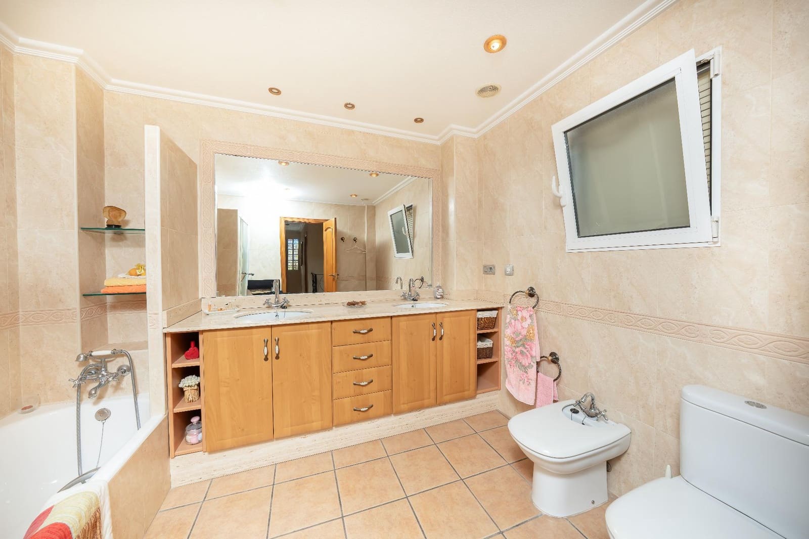 5 slaapkamer Rijtjeshuis te koop in Daya Nueva met garage - € 240.000 (Ref: 9644961)