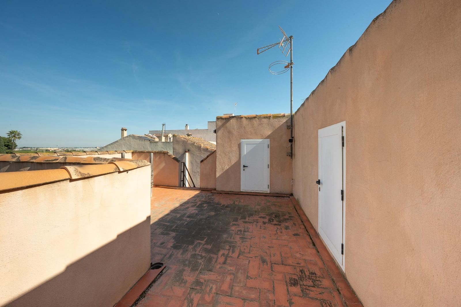 5 slaapkamer Rijtjeshuis te koop in Daya Nueva met garage - € 240.000 (Ref: 9644961)