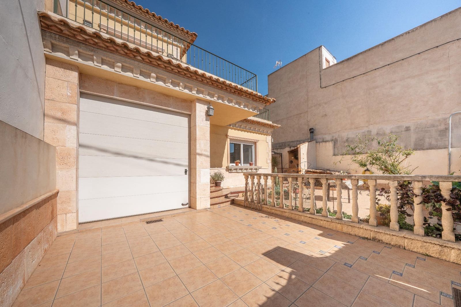 5 slaapkamer Rijtjeshuis te koop in Daya Nueva met garage - € 240.000 (Ref: 9644961)