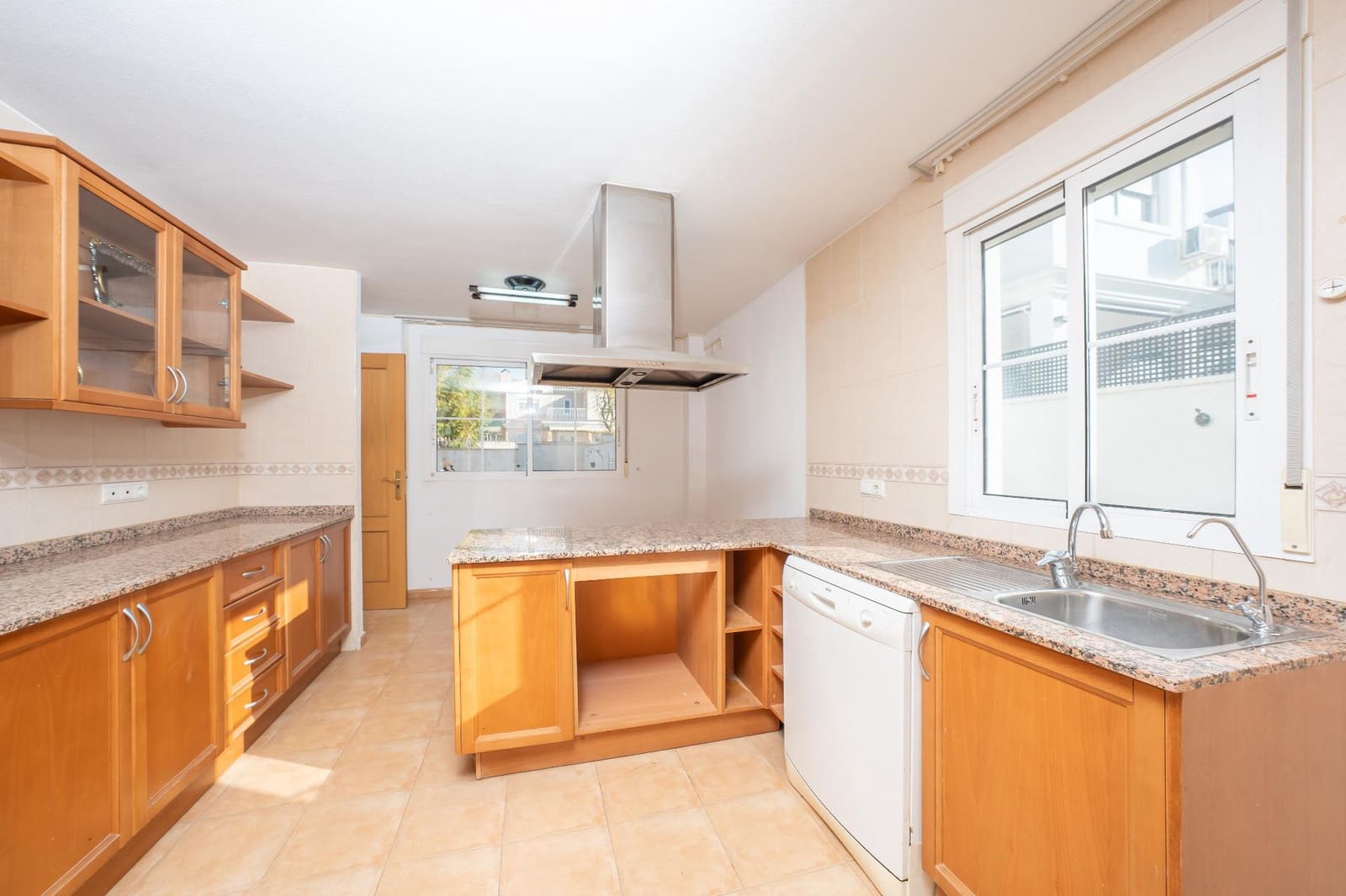 5 bedroom Villa for sale in Aspe with garage - € 369,900 (Ref: 9677419)