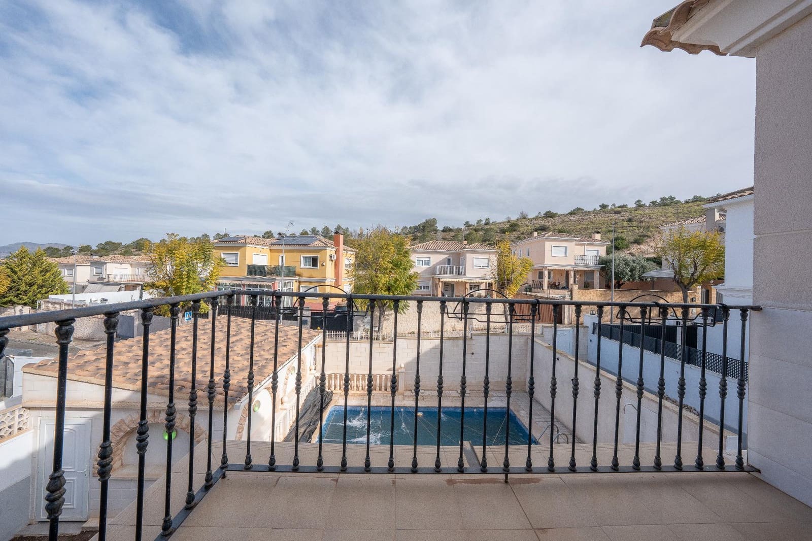 5 bedroom Villa for sale in Aspe with garage - € 369,900 (Ref: 9677419)