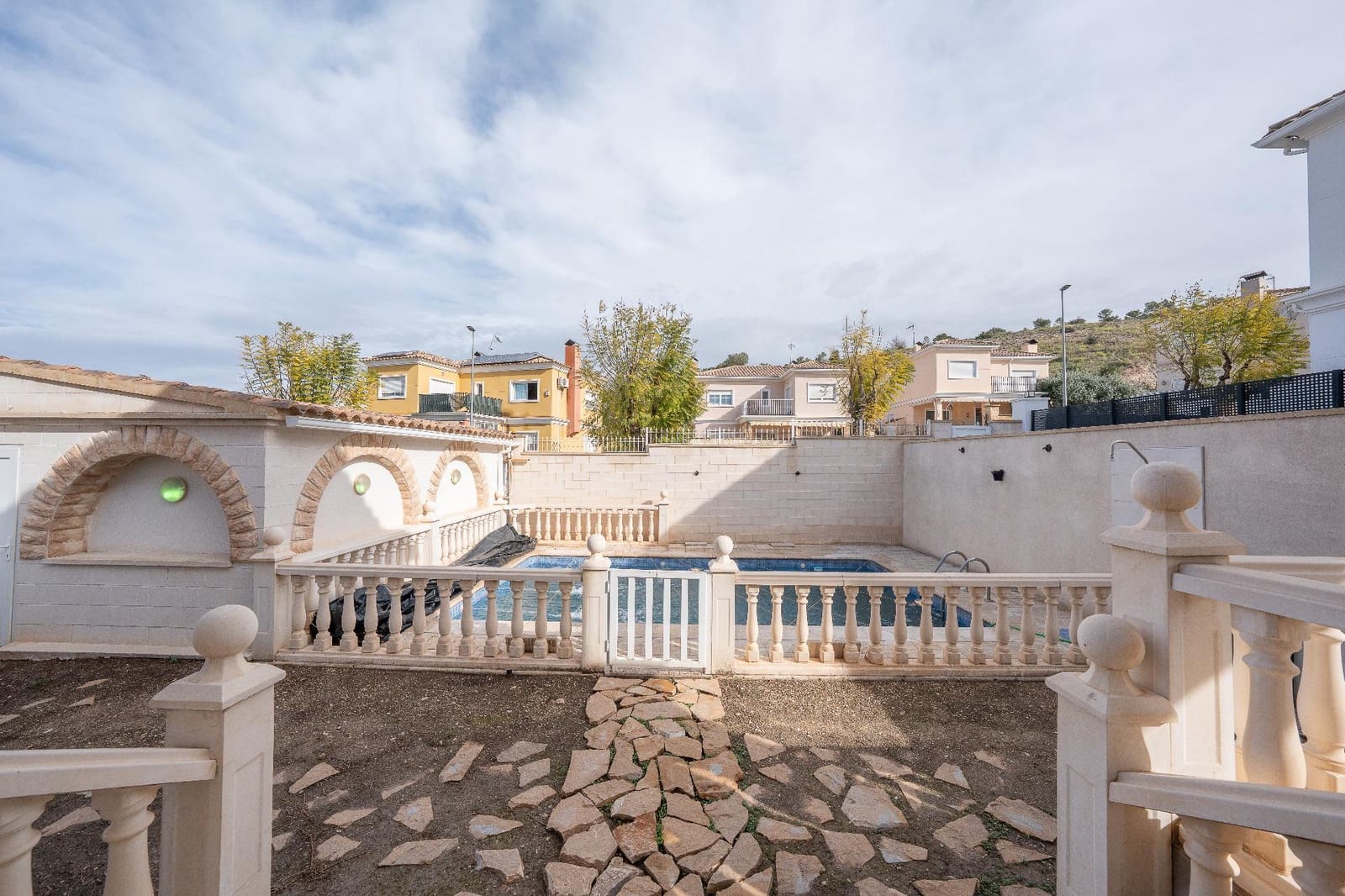 5 bedroom Villa for sale in Aspe with garage - € 369,900 (Ref: 9677419)