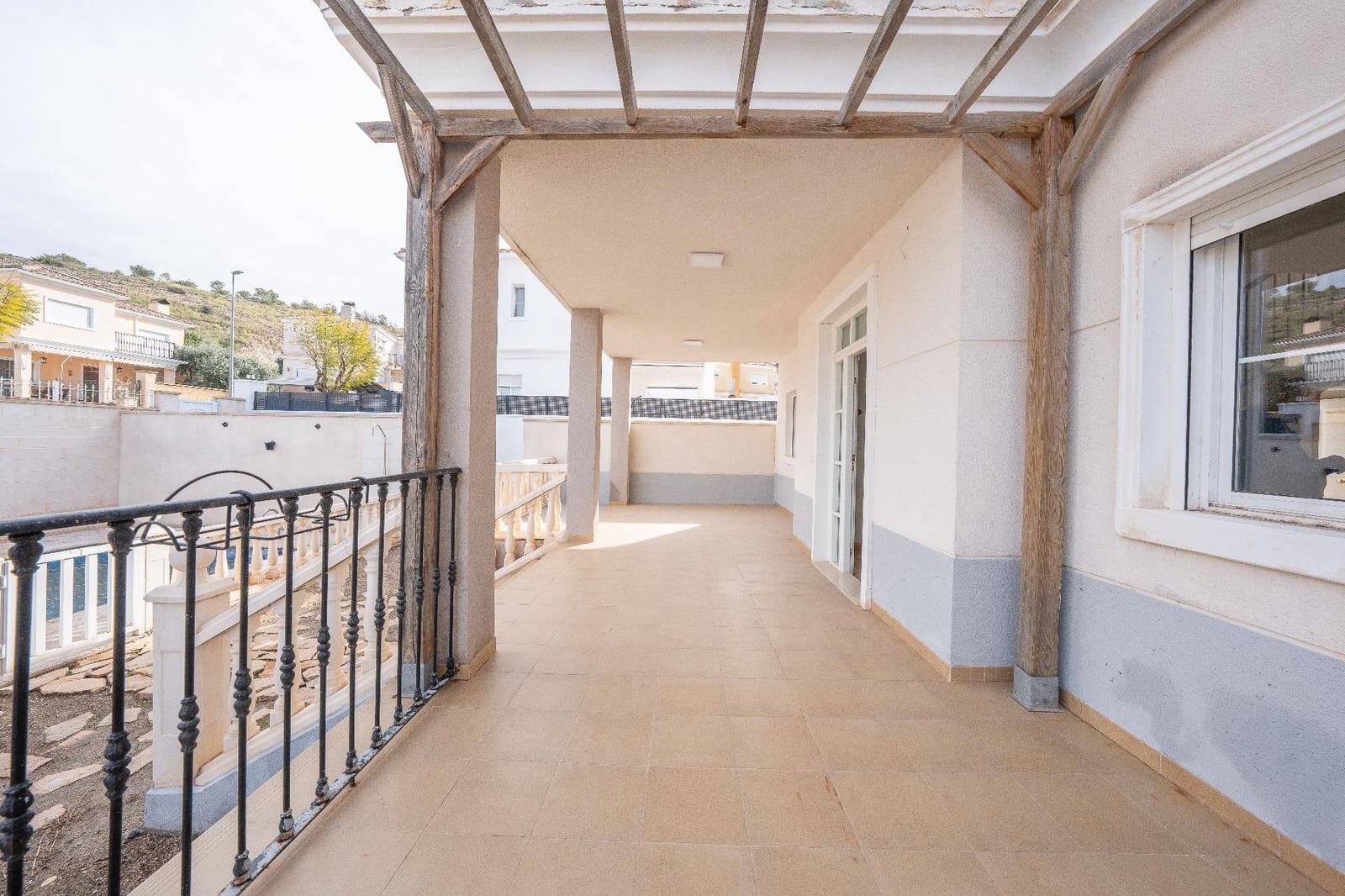 5 bedroom Villa for sale in Aspe with garage - € 369,900 (Ref: 9677419)