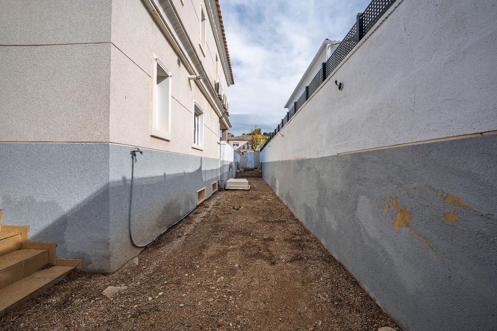 5 bedroom Villa for sale in Aspe with garage - € 369,900 (Ref: 9677419)