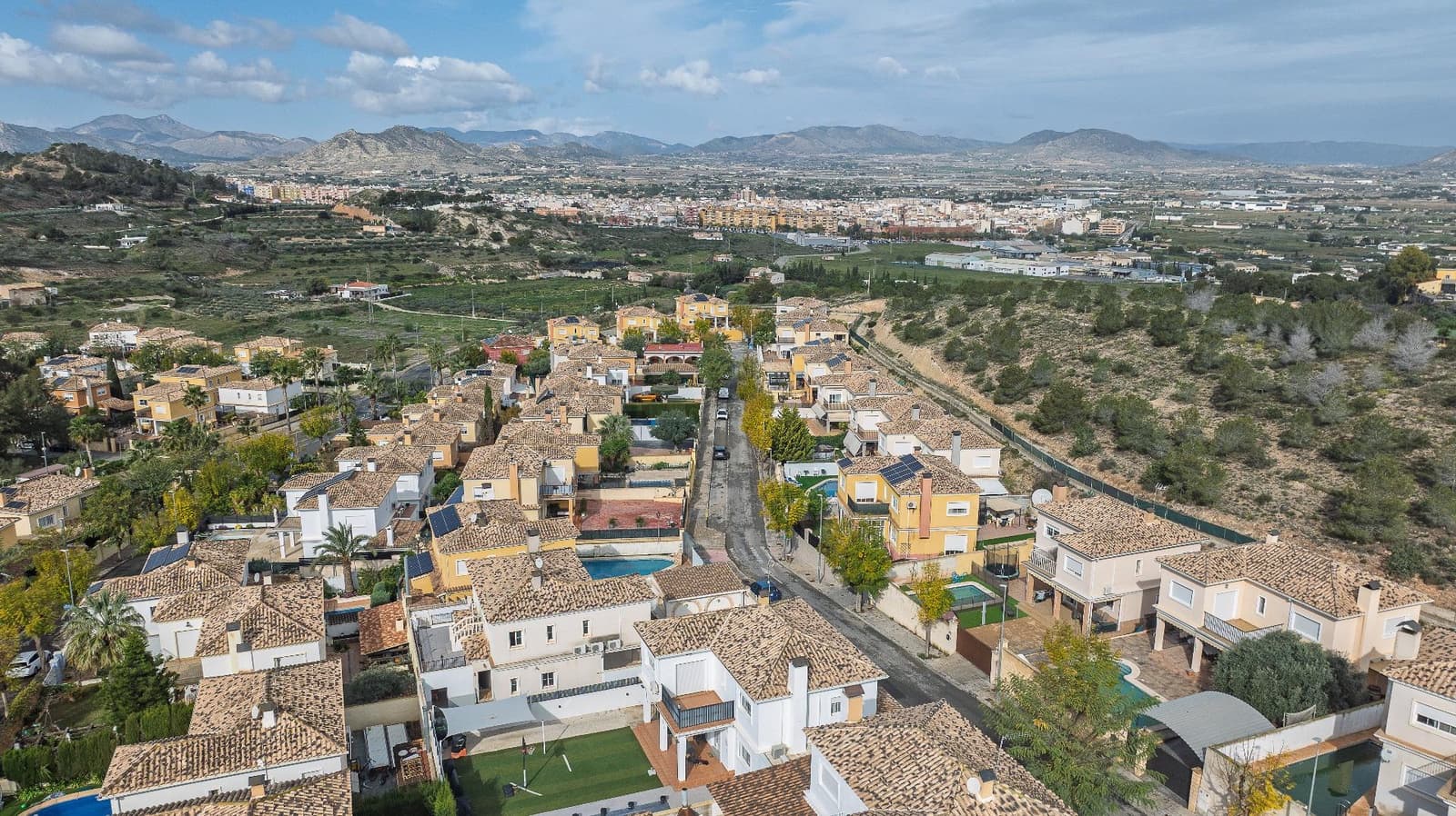 5 bedroom Villa for sale in Aspe with garage - € 369,900 (Ref: 9677419)