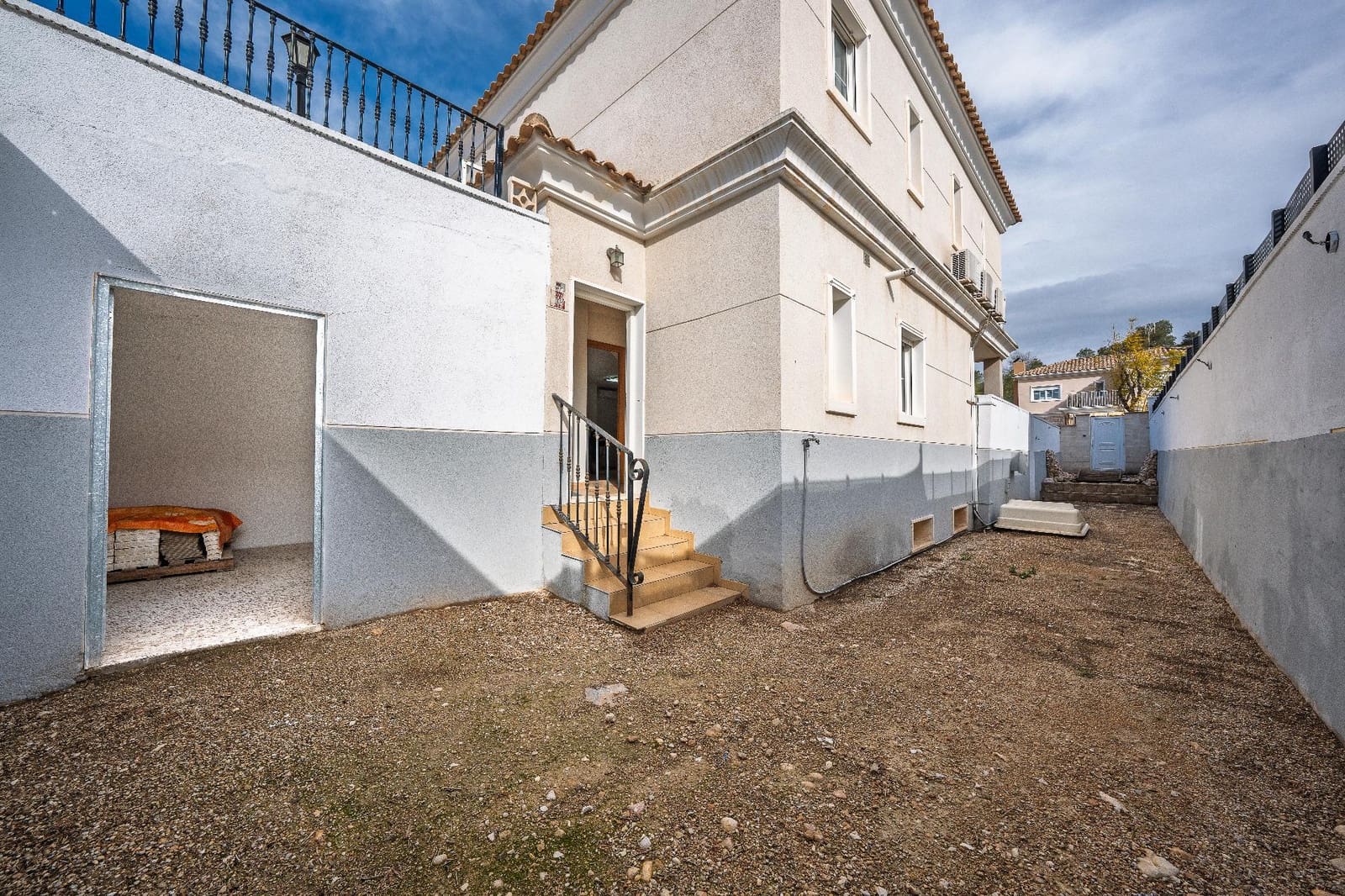 5 bedroom Villa for sale in Aspe with garage - € 369,900 (Ref: 9677419)