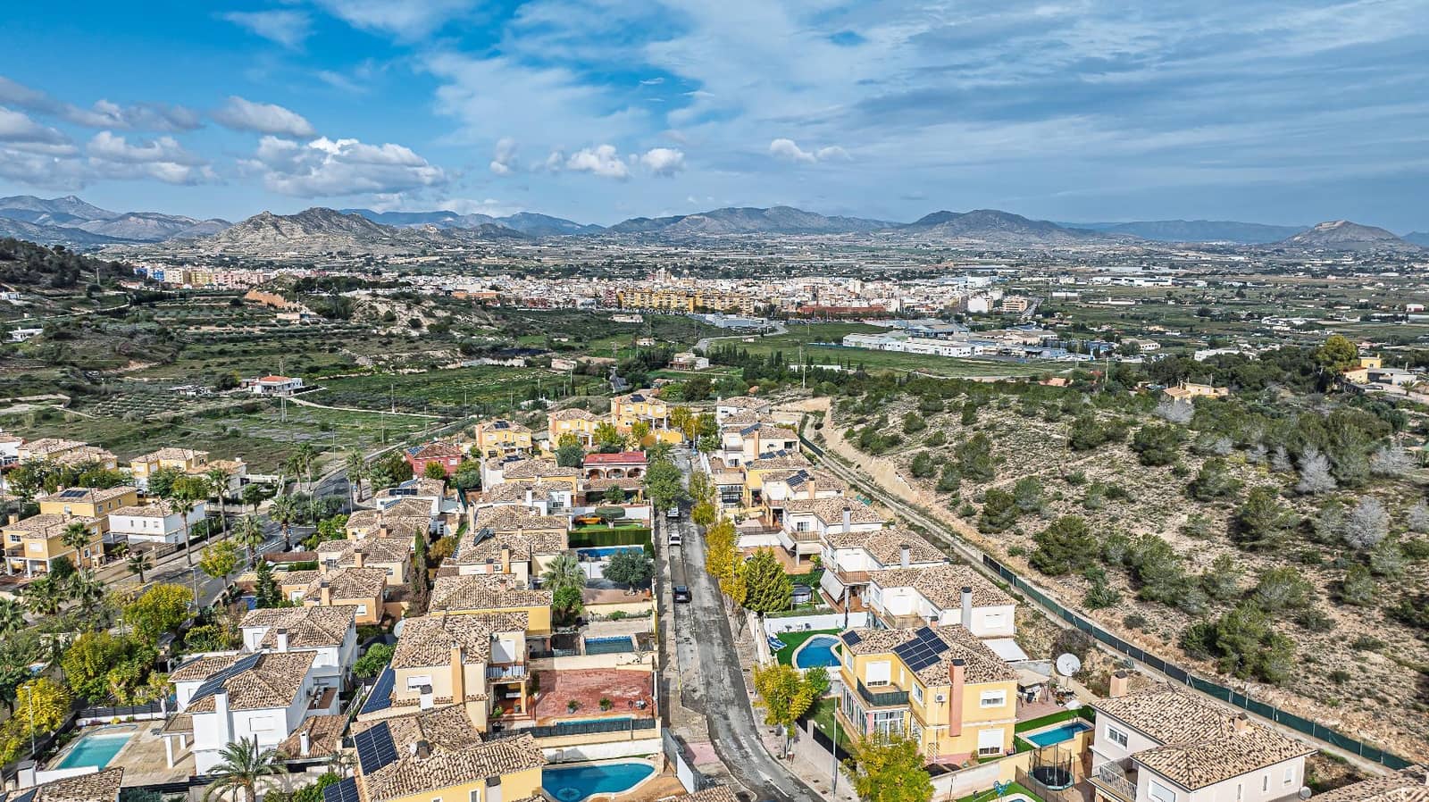 5 bedroom Villa for sale in Aspe with garage - € 369,900 (Ref: 9677419)