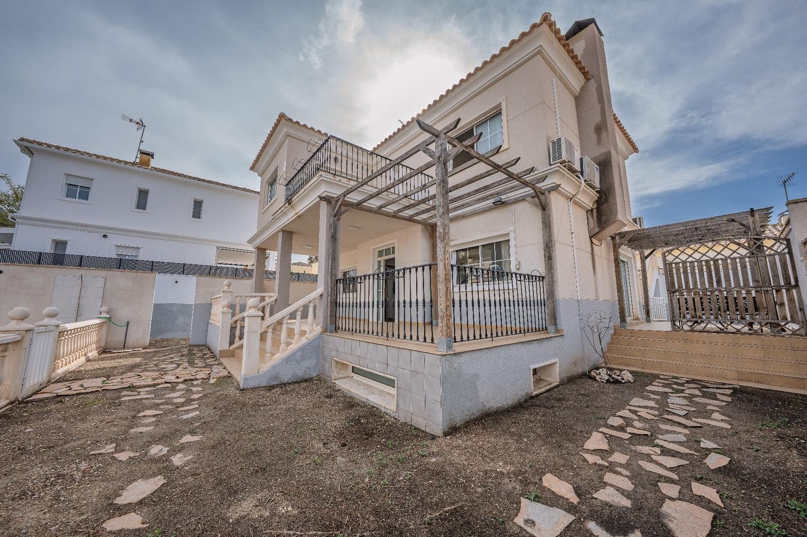 5 bedroom Villa for sale in Aspe with garage - € 369,900 (Ref: 9677419)