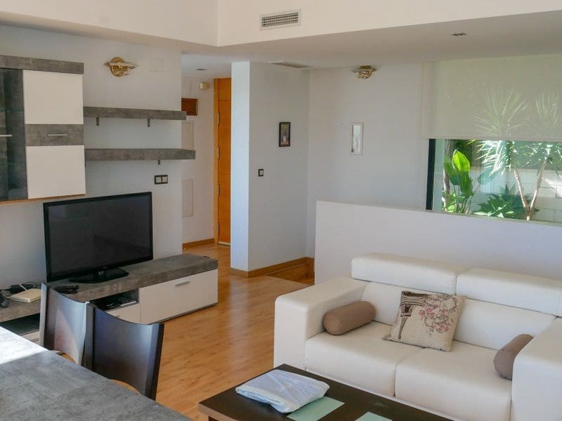 Chalet de 4 habitaciones en Polop en alquiler con piscina garaje - 2.500 € (Ref: 9679802)