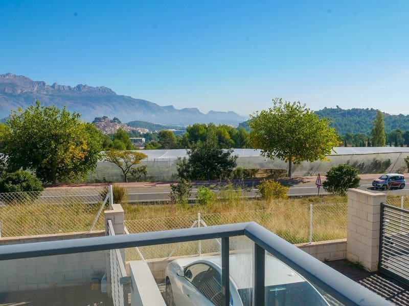 Chalet de 4 habitaciones en Polop en alquiler con piscina garaje - 2.500 € (Ref: 9679802)