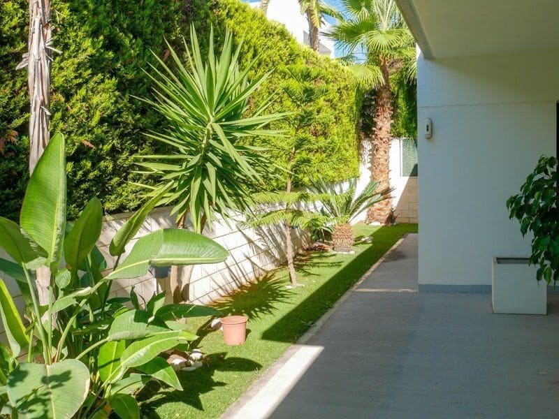 Chalet de 4 habitaciones en Polop en alquiler con piscina garaje - 2.500 € (Ref: 9679802)