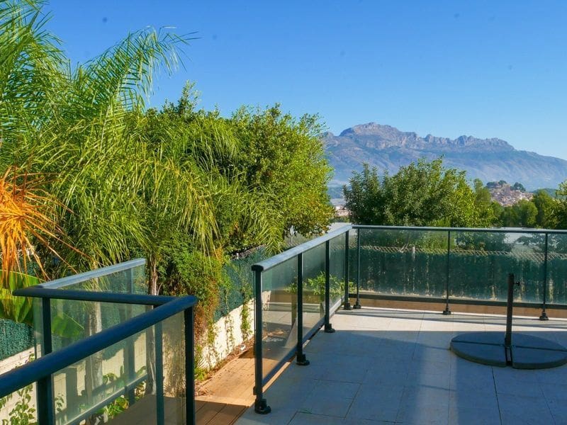 Chalet de 4 habitaciones en Polop en alquiler con piscina garaje - 2.500 € (Ref: 9679802)