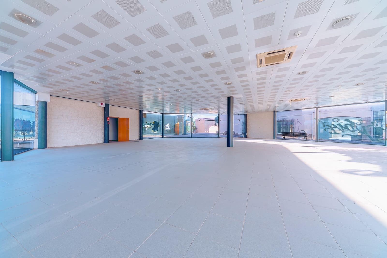 Local Commercial à louer à Santa Faz - 15 000 € (Ref: 9686365)