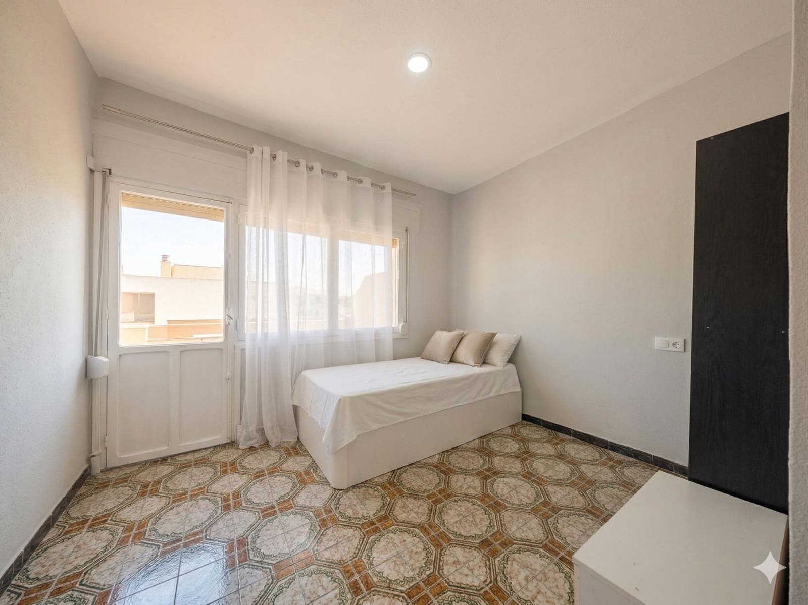 3 bedroom Apartment for sale in Alicante / Alacant city - € 93,000 (Ref: 9711923)