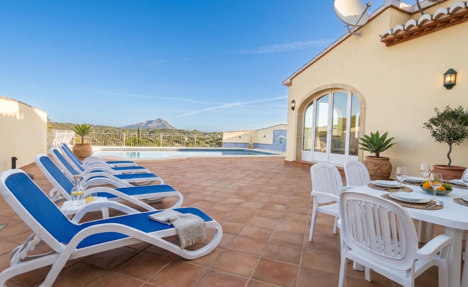 Villa/Maison de 3 chambres à louer à Javea / Xabia avec piscine garage - 2 750 € (Ref: 9714884)