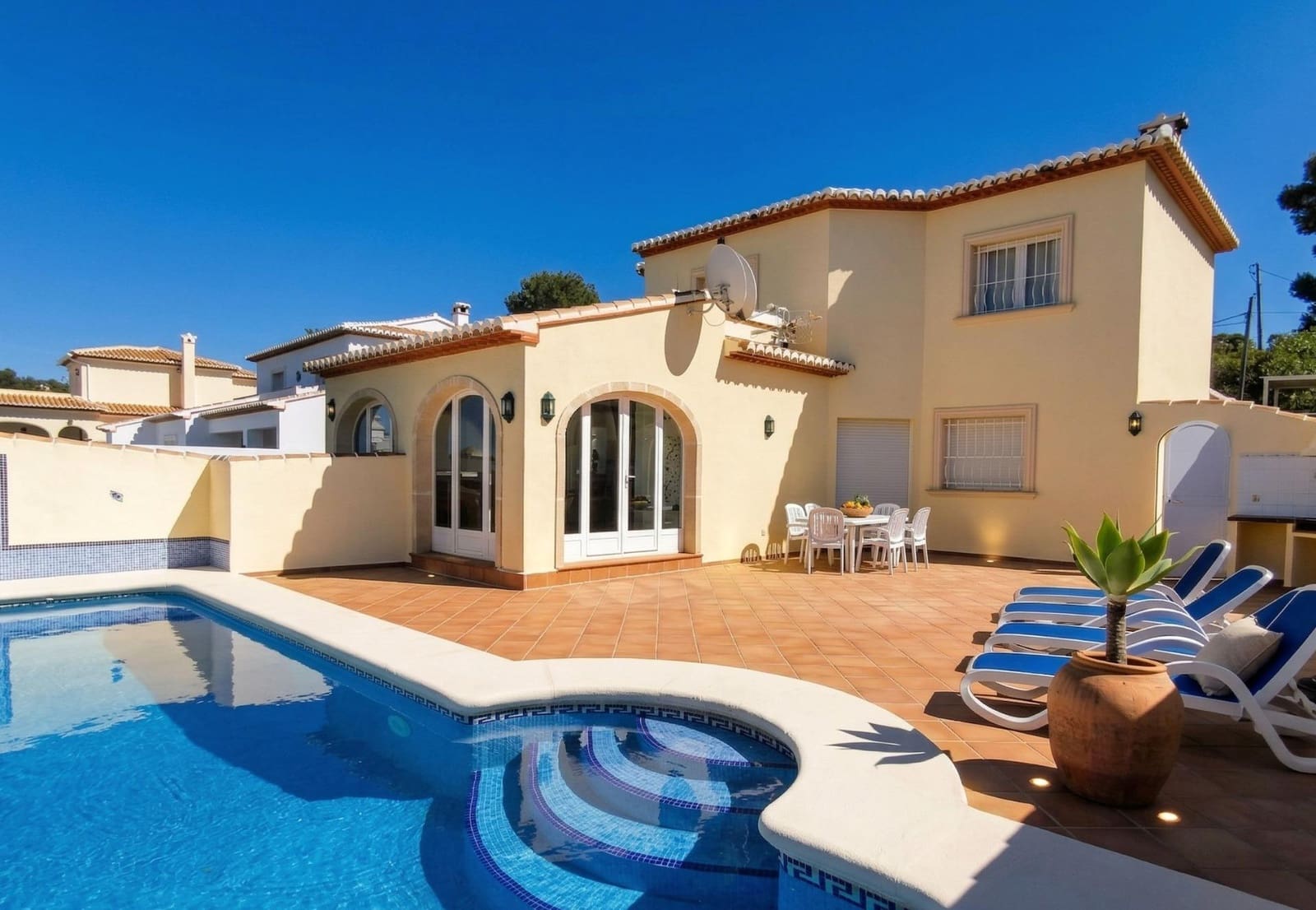 Villa/Maison de 3 chambres à louer à Javea / Xabia avec piscine garage - 2 750 € (Ref: 9714884)