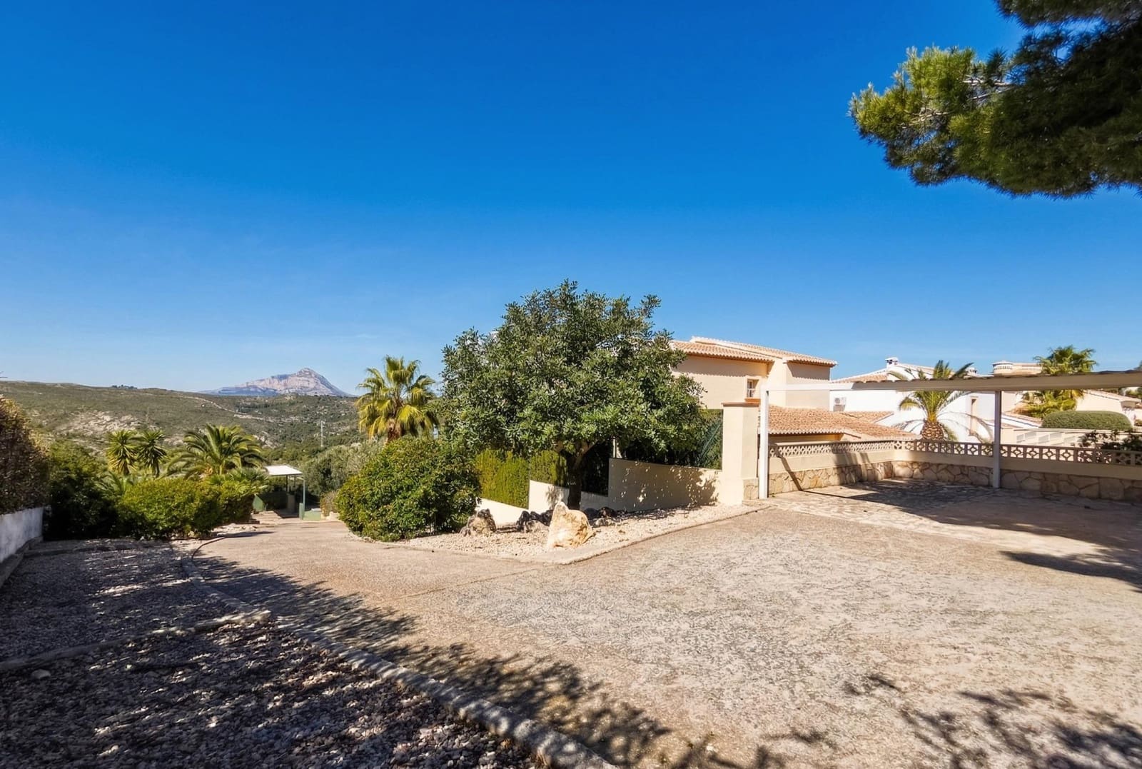 Villa/Maison de 3 chambres à louer à Javea / Xabia avec piscine garage - 2 750 € (Ref: 9714884)