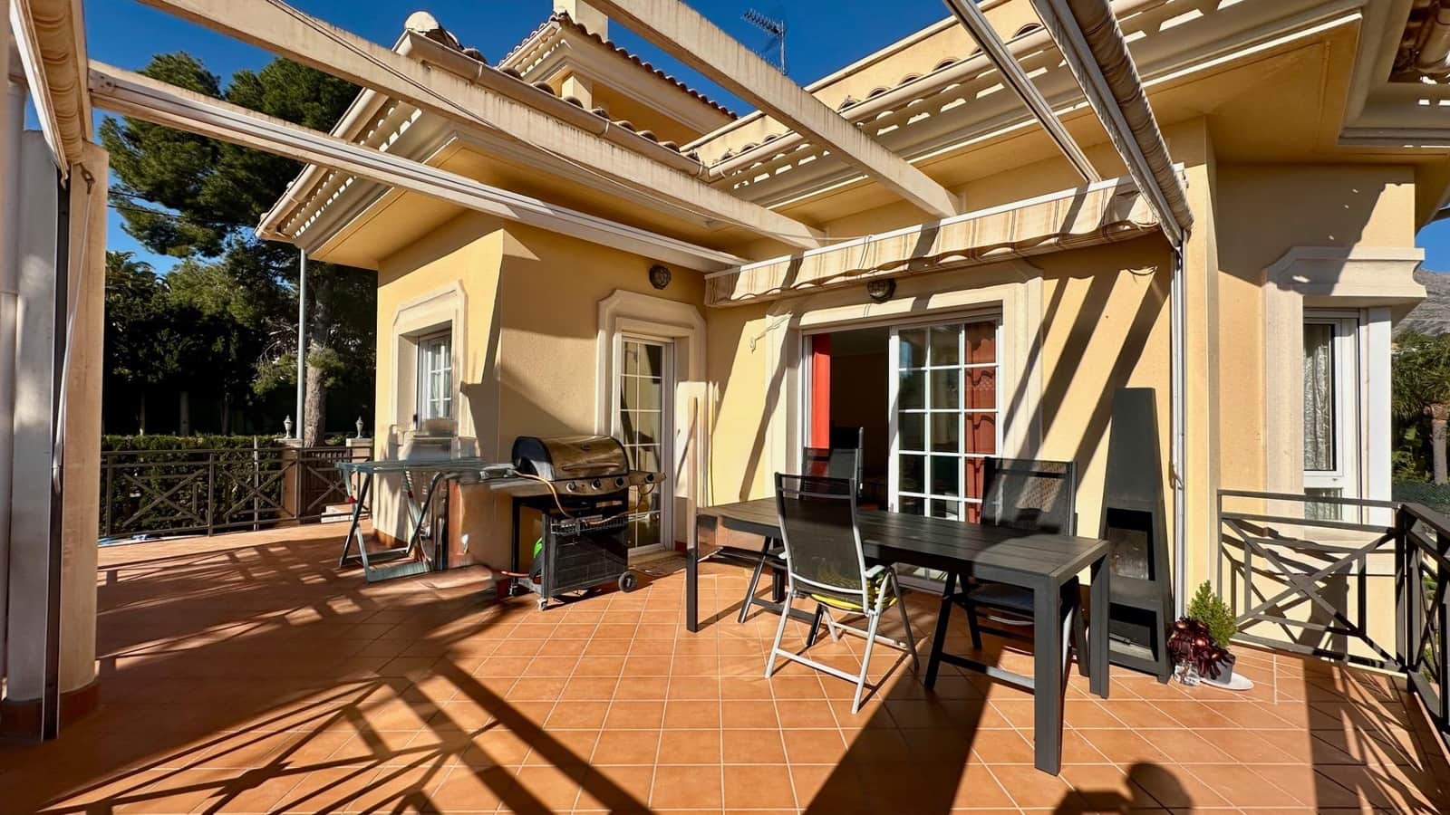 3 bedroom Semi-detached Villa for rent in La Nucia with pool - € 2,300 (Ref: 9747016)