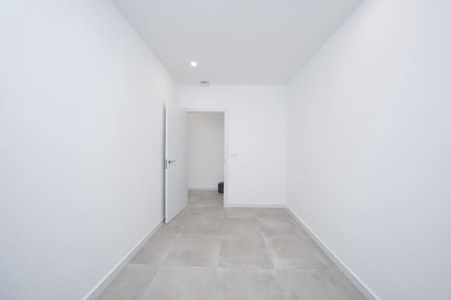 Commercieel te koop in Elche / Elx - € 92.000 (Ref: 9778072)