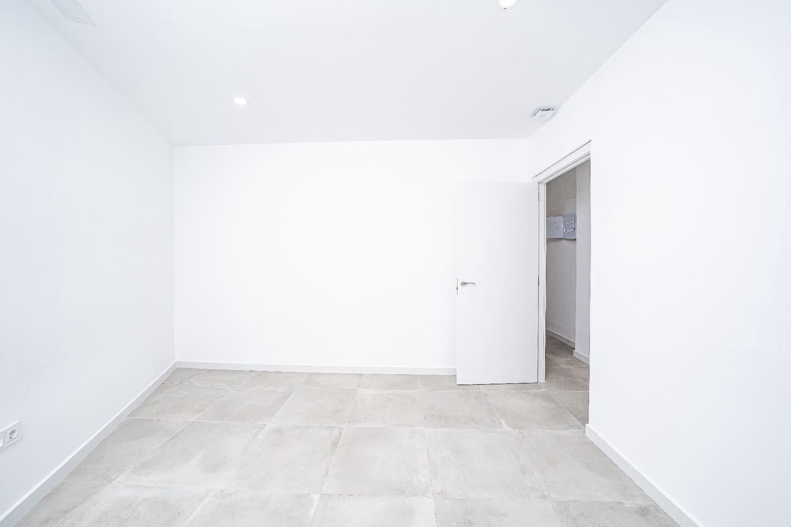 Commercieel te koop in Elche / Elx - € 92.000 (Ref: 9778072)