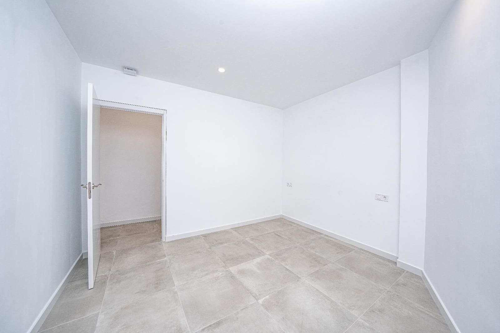 Commercieel te koop in Elche / Elx - € 92.000 (Ref: 9778072)