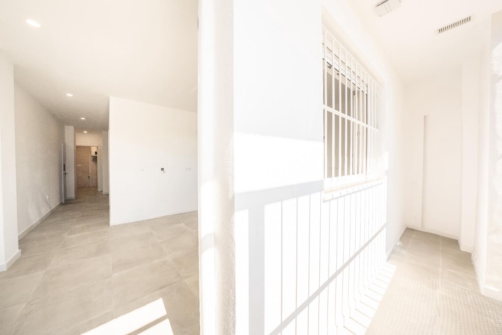 Commercieel te koop in Elche / Elx - € 92.000 (Ref: 9778072)