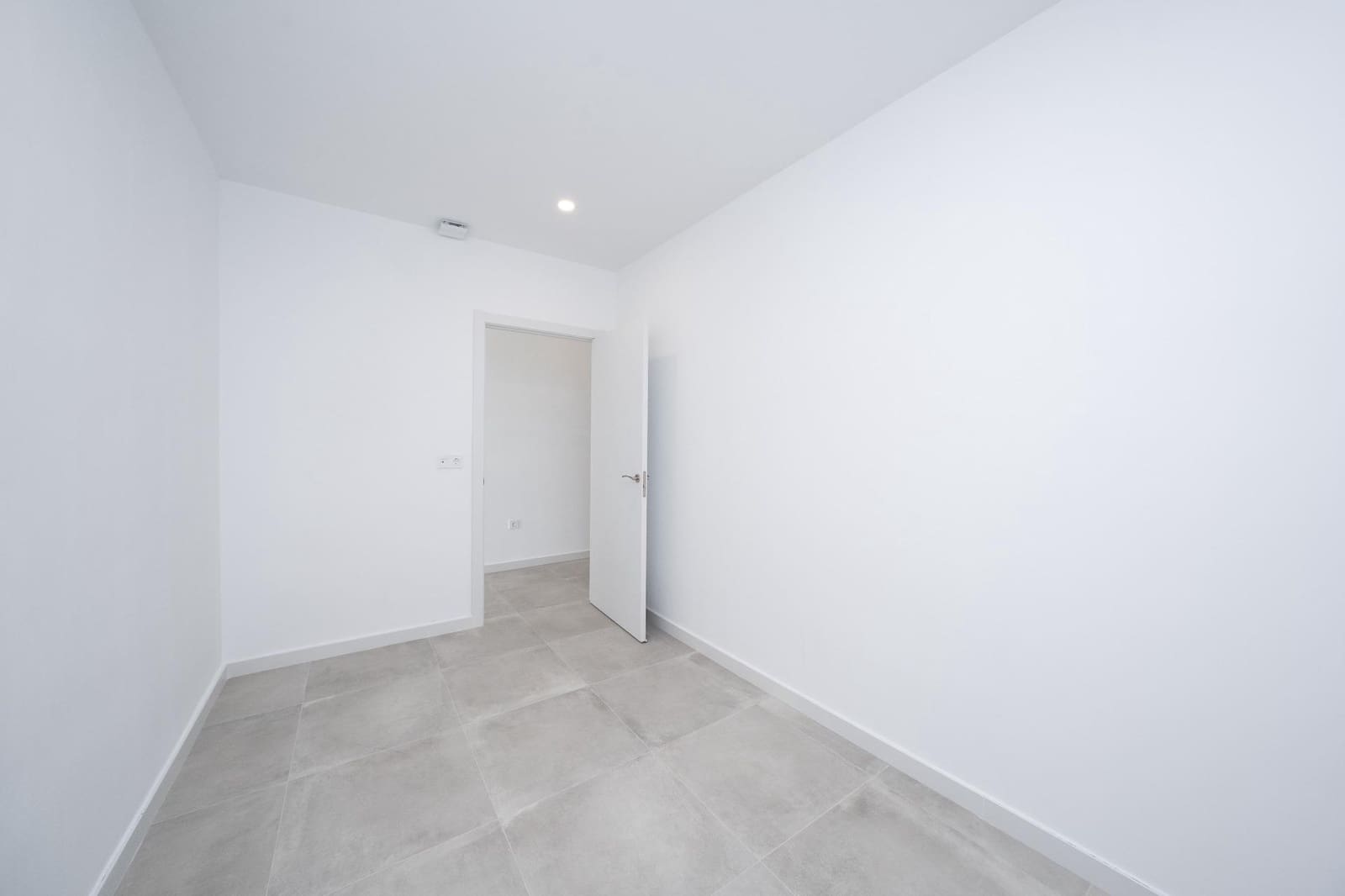 Commercieel te koop in Elche / Elx - € 92.000 (Ref: 9778072)