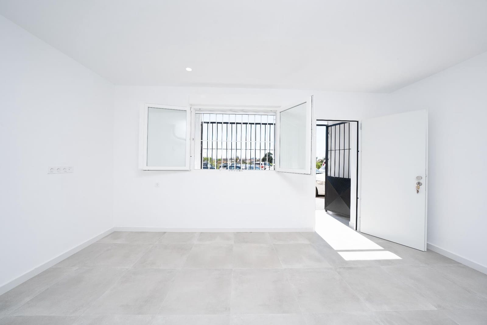 Commercieel te koop in Elche / Elx - € 92.000 (Ref: 9778072)
