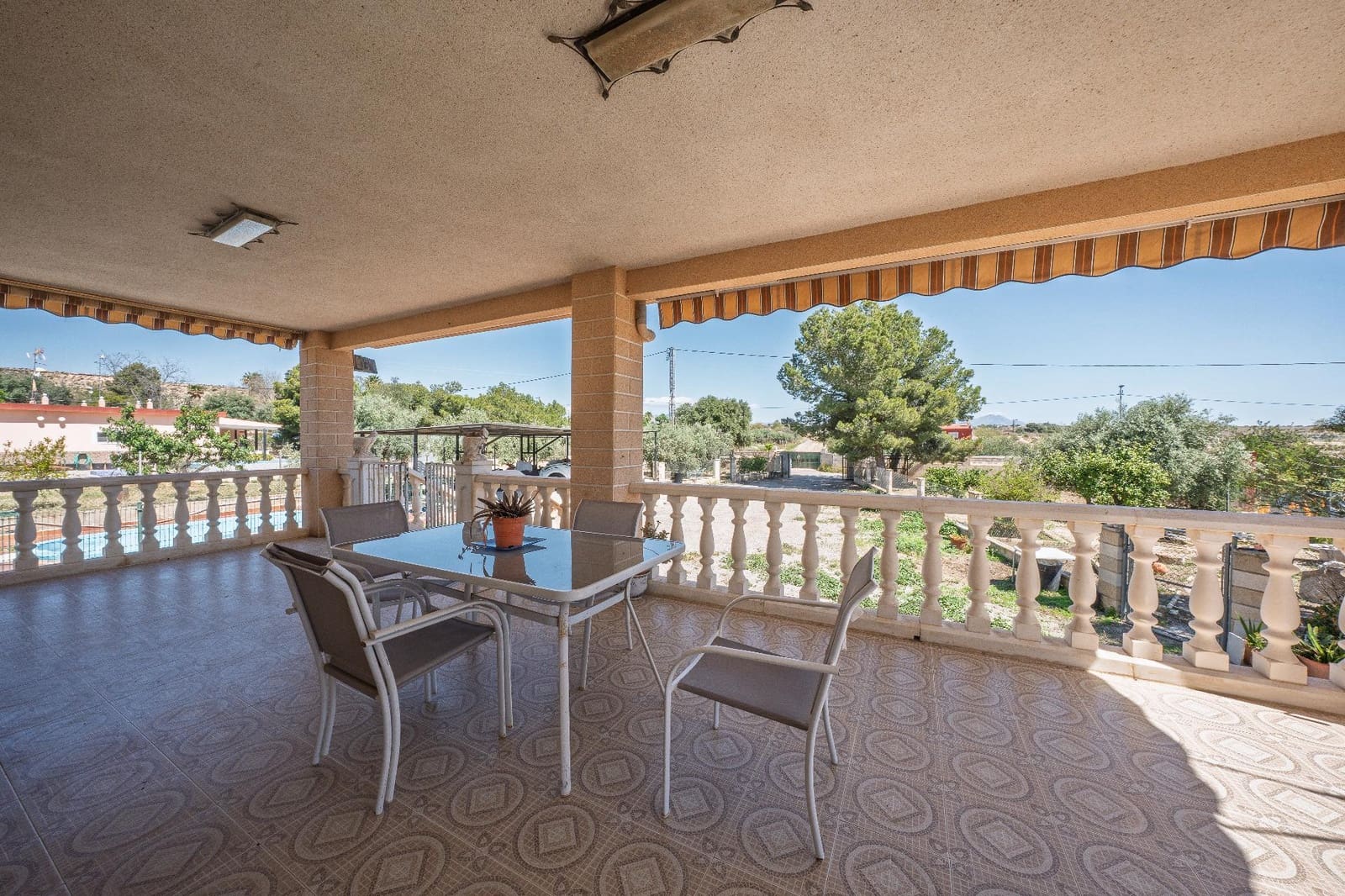 2 bedroom Villa for sale in Alicante / Alacant city with pool garage - € 290,000 (Ref: 9797046)