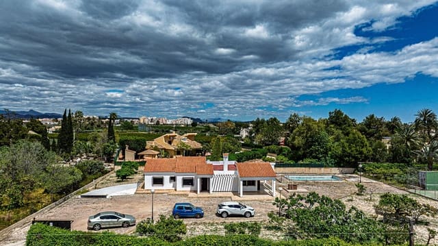 Chalet de 4 habitaciones en Elche / Elx en venta con piscina garaje - 550.000 € (Ref: 9799200)