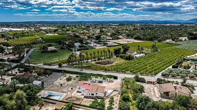 Chalet de 4 habitaciones en Elche / Elx en venta con piscina garaje - 550.000 € (Ref: 9799200)