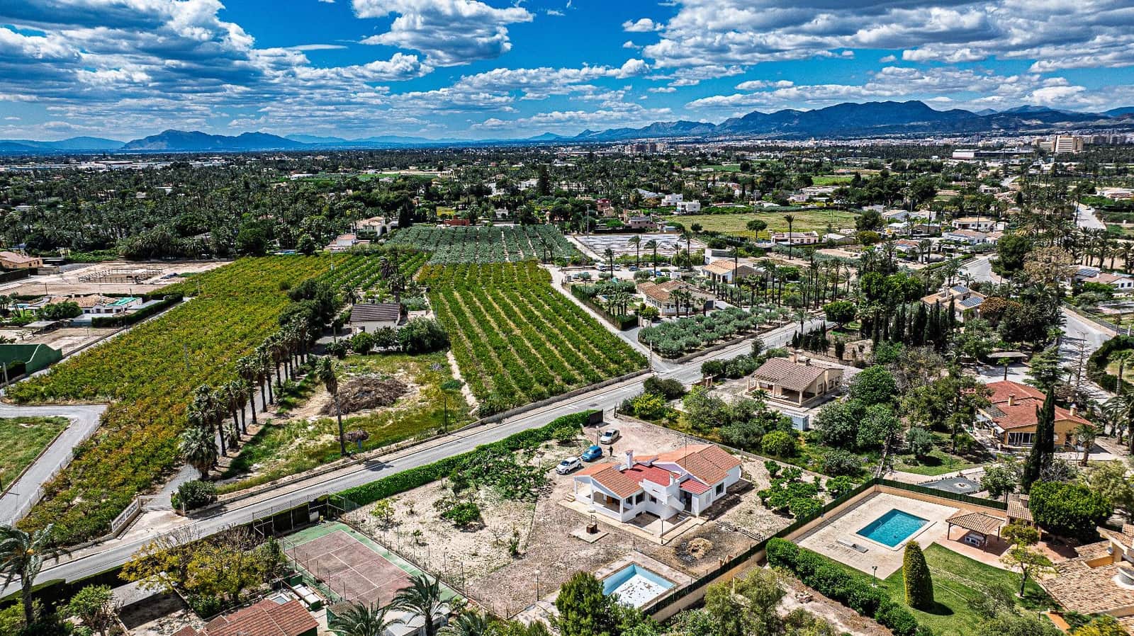 Chalet de 4 habitaciones en Elche / Elx en venta con piscina garaje - 550.000 € (Ref: 9799200)