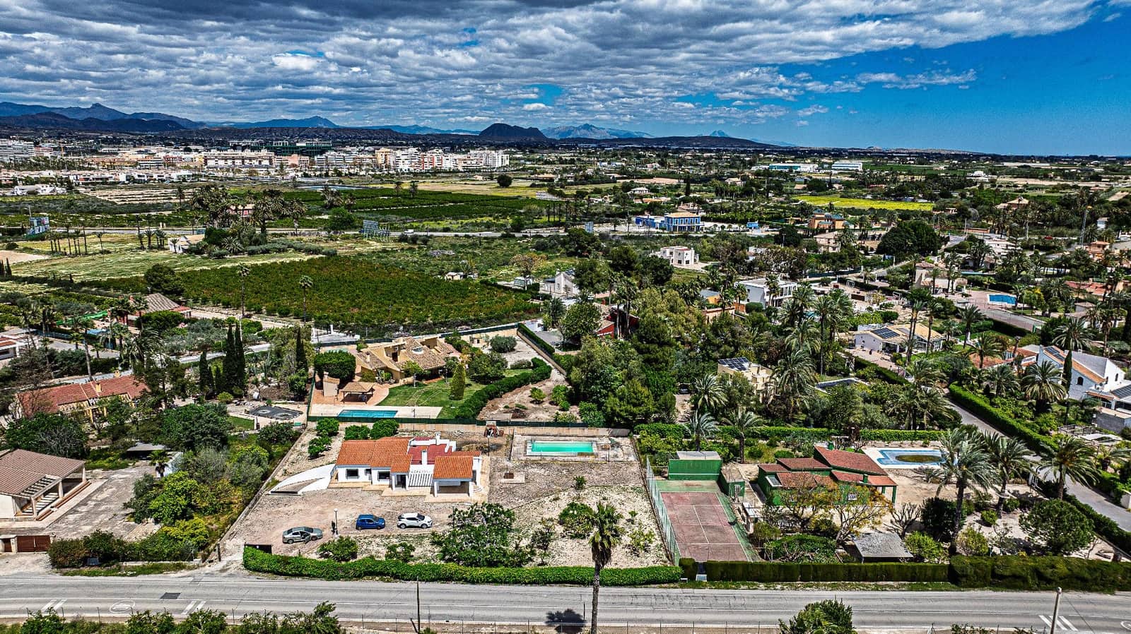 Chalet de 4 habitaciones en Elche / Elx en venta con piscina garaje - 550.000 € (Ref: 9799200)