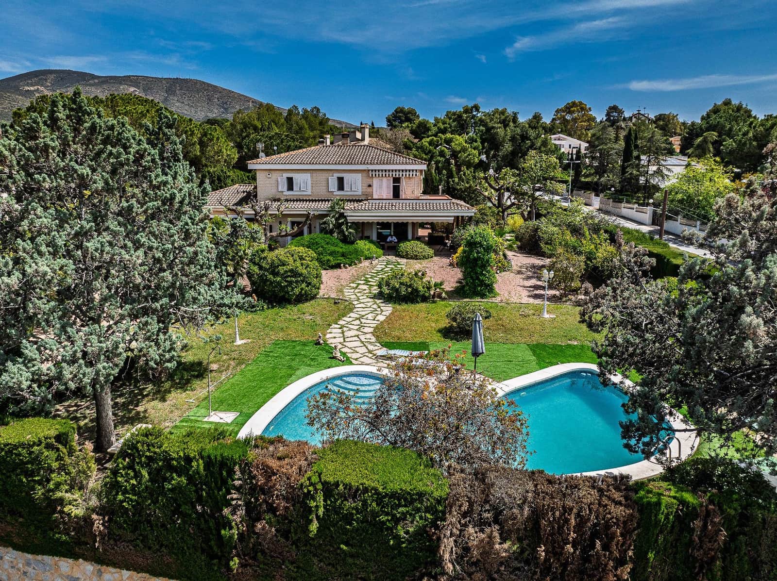 4 bedroom Villa for sale in Petrel / Petrer with pool garage - € 420,000 (Ref: 9806433)