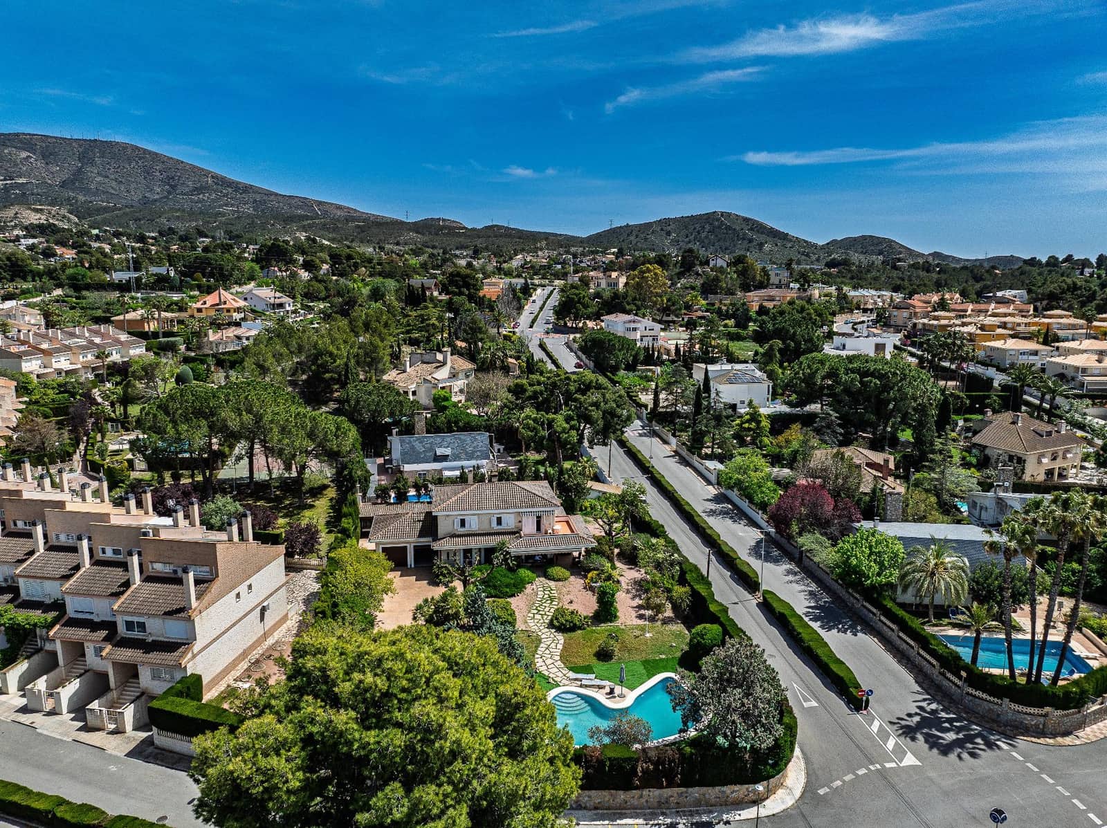 4 bedroom Villa for sale in Petrel / Petrer with pool garage - € 420,000 (Ref: 9806433)