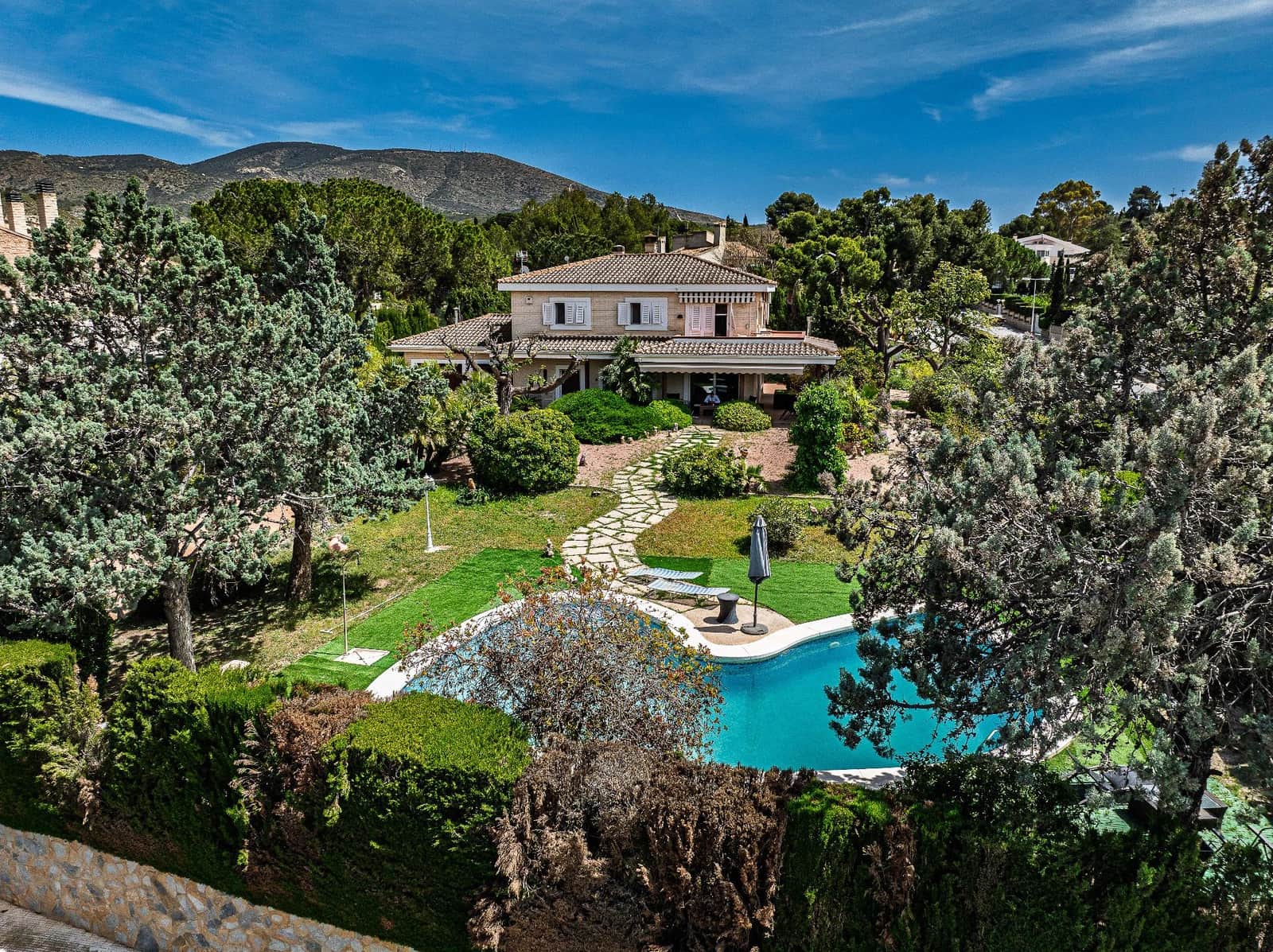4 bedroom Villa for sale in Petrel / Petrer with pool garage - € 420,000 (Ref: 9806433)