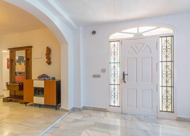 4 soverom Villa til salgs i Cañada del Fenollar, Alicante by med svømmebasseng garasje - € 469 000 (Ref: 9811522)