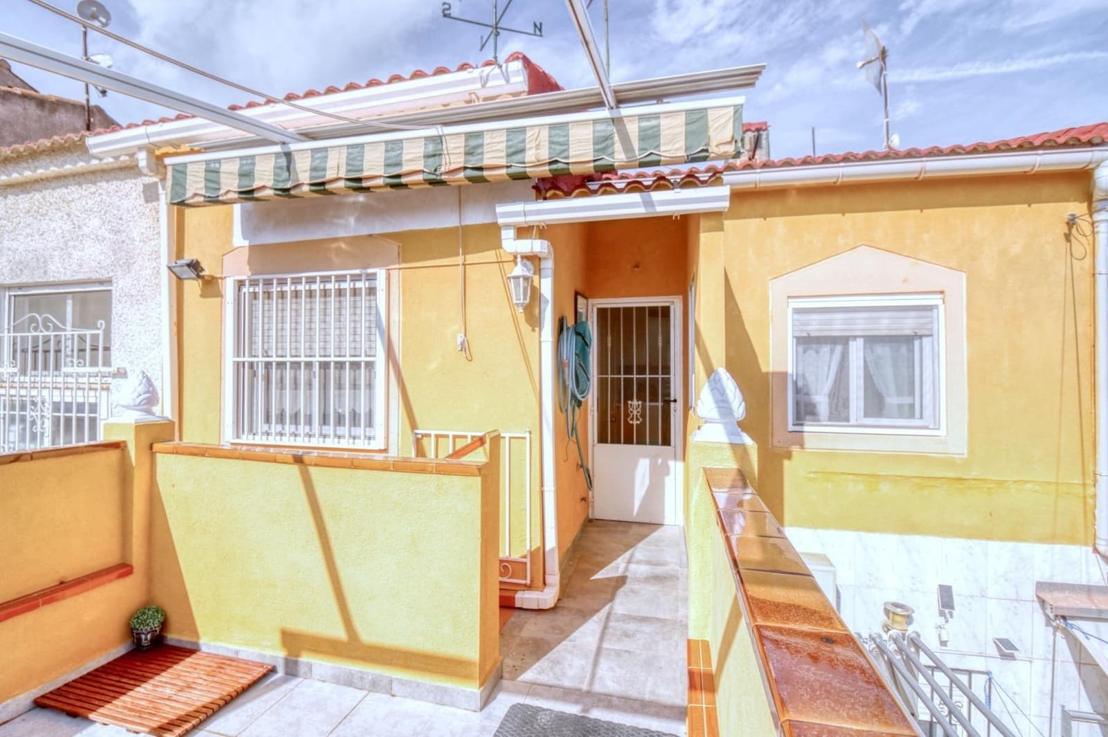 2 slaapkamer Rijtjeshuis te koop in Torrevieja - € 135.000 (Ref: 9813429)