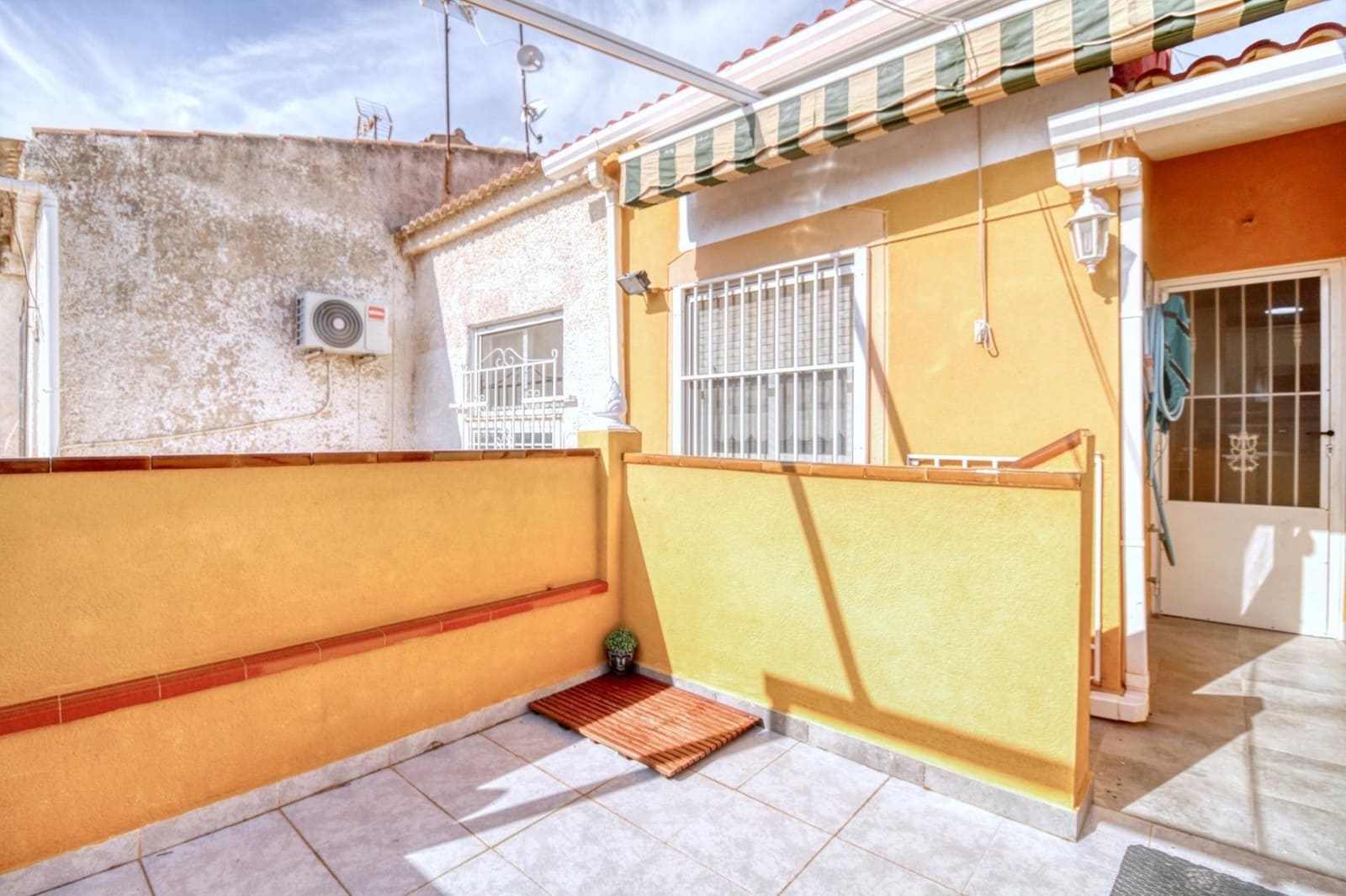 2 slaapkamer Rijtjeshuis te koop in Torrevieja - € 135.000 (Ref: 9813429)