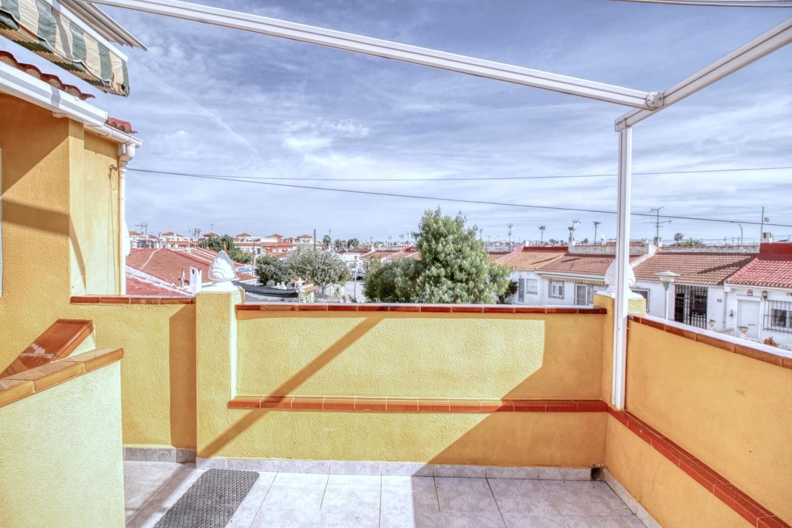 2 slaapkamer Rijtjeshuis te koop in Torrevieja - € 135.000 (Ref: 9813429)