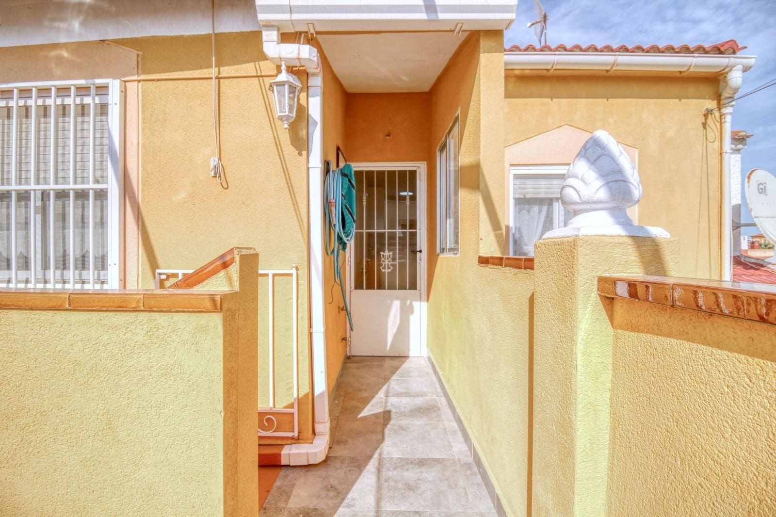 2 slaapkamer Rijtjeshuis te koop in Torrevieja - € 135.000 (Ref: 9813429)
