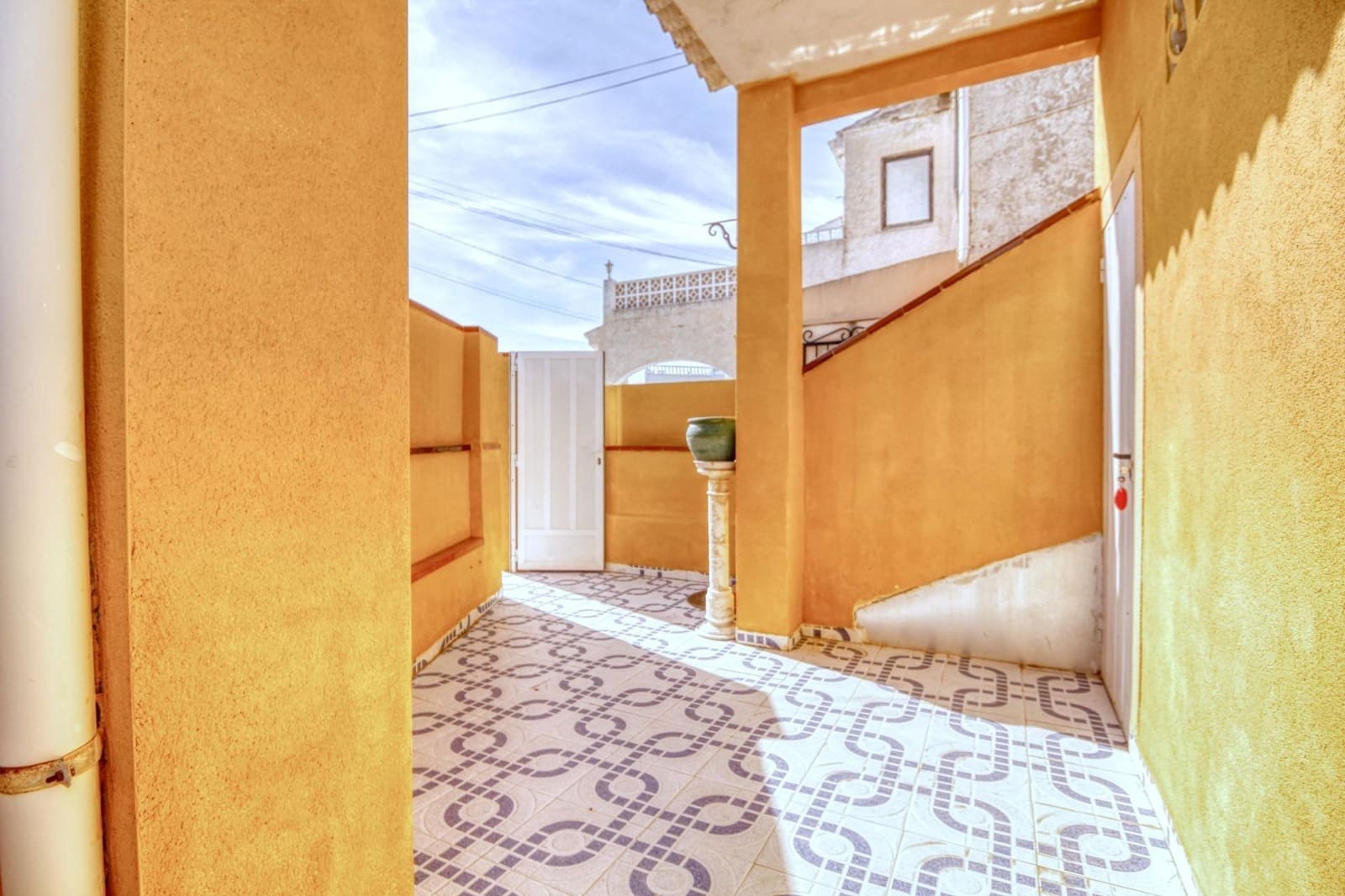 2 slaapkamer Rijtjeshuis te koop in Torrevieja - € 135.000 (Ref: 9813429)