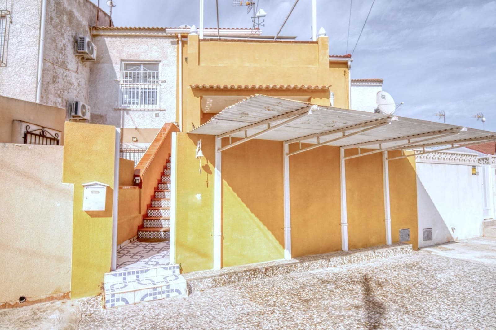 2 slaapkamer Rijtjeshuis te koop in Torrevieja - € 135.000 (Ref: 9813429)