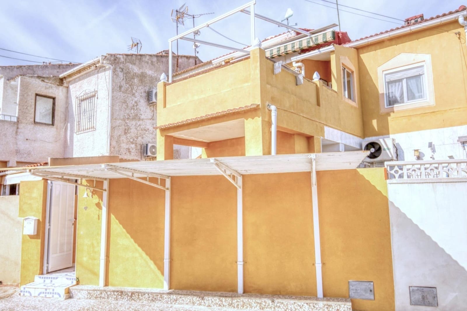 2 slaapkamer Rijtjeshuis te koop in Torrevieja - € 135.000 (Ref: 9813429)