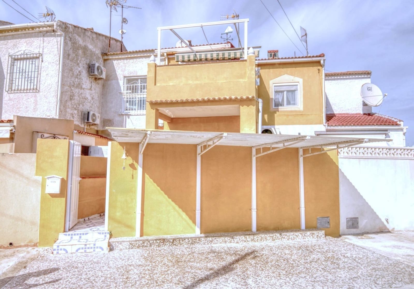 2 slaapkamer Rijtjeshuis te koop in Torrevieja - € 135.000 (Ref: 9813429)