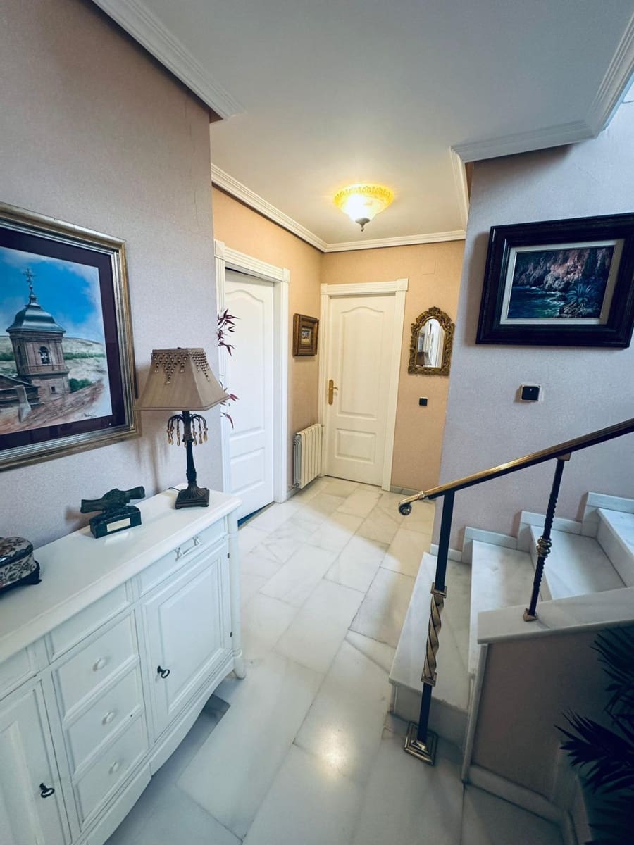 4 bedroom Villa for sale in Benidorm with pool - € 1,264,000 (Ref: 9818152)
