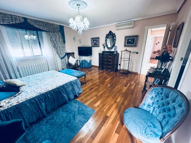 4 bedroom Villa for sale in Benidorm with pool - € 1,264,000 (Ref: 9818152)